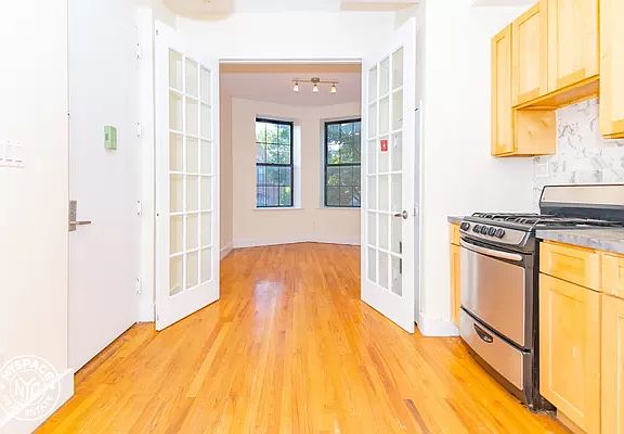 3rd image of 654 Park Pl #2MG