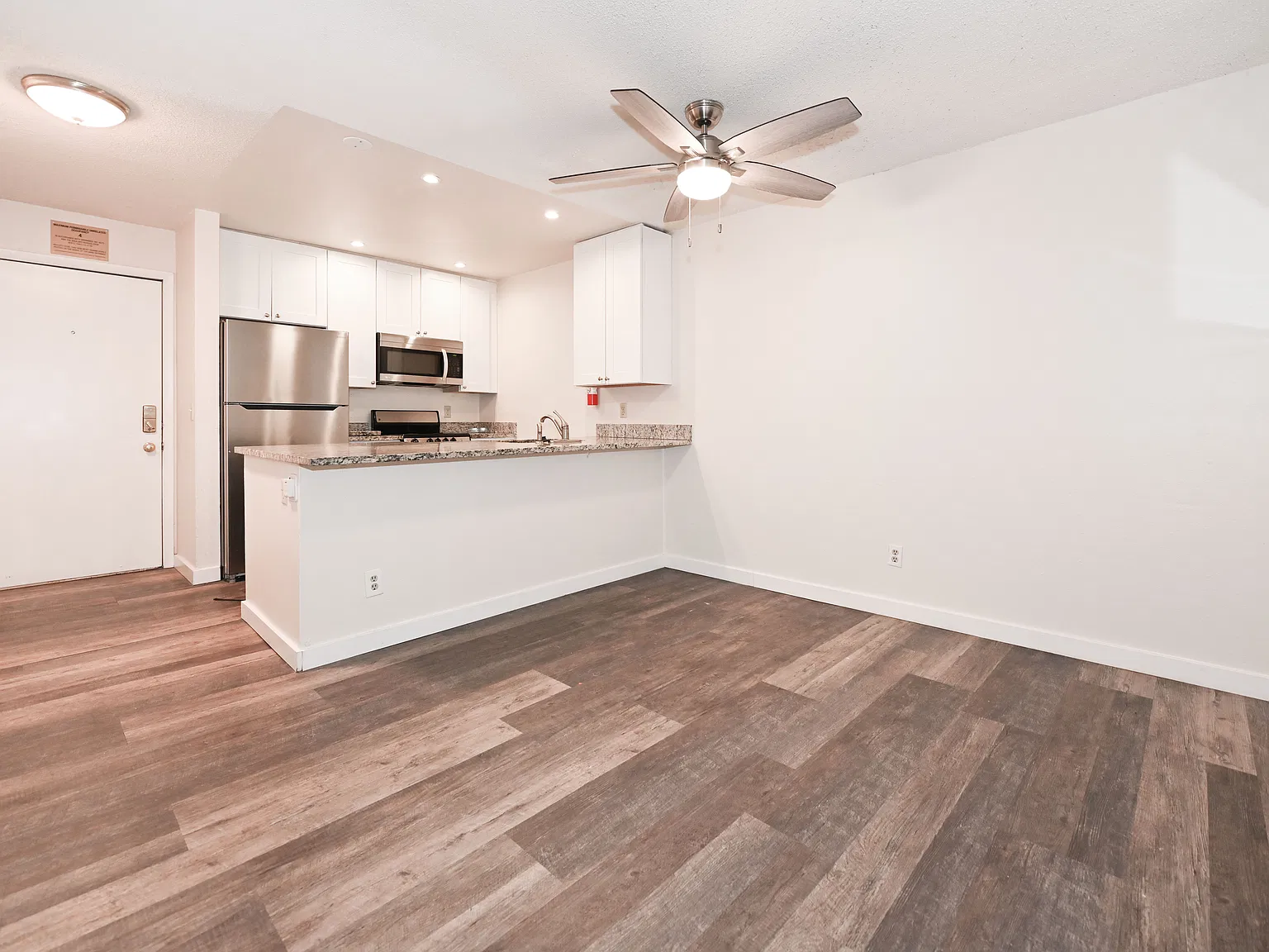 1065 University Ave — Photo 2