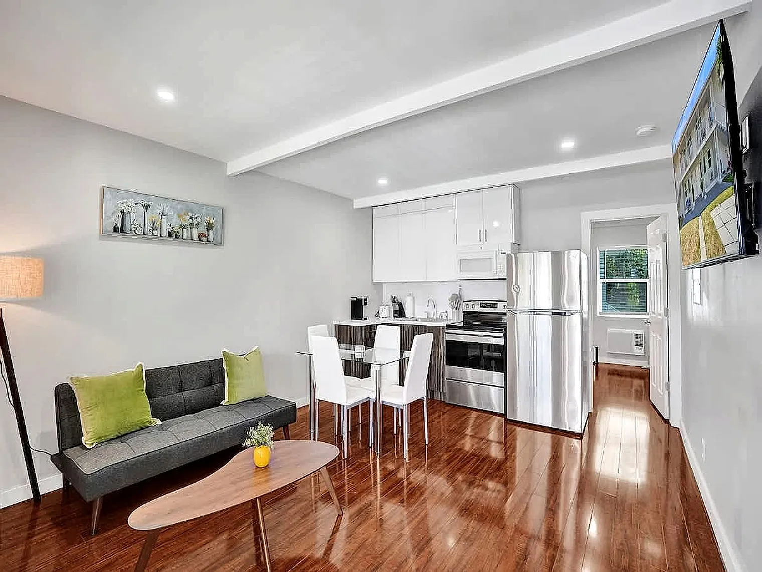 1 bed, 1.0 bath, 775 sqft, $2,462 — Photo 2