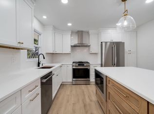 21740 W Lochinvar Ln, New Berlin, WI 53146