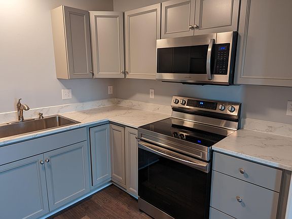 4th image of 943 Goldfinch Ln #943