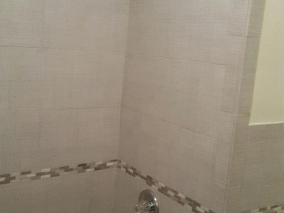 Modern bathroom - Porcelain tile wall to wall