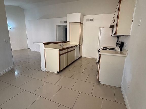 5th image of 1670 W Park Wood Ln