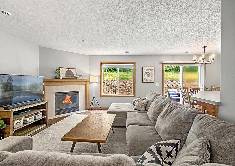 Main level Living room w/ gas fireplace