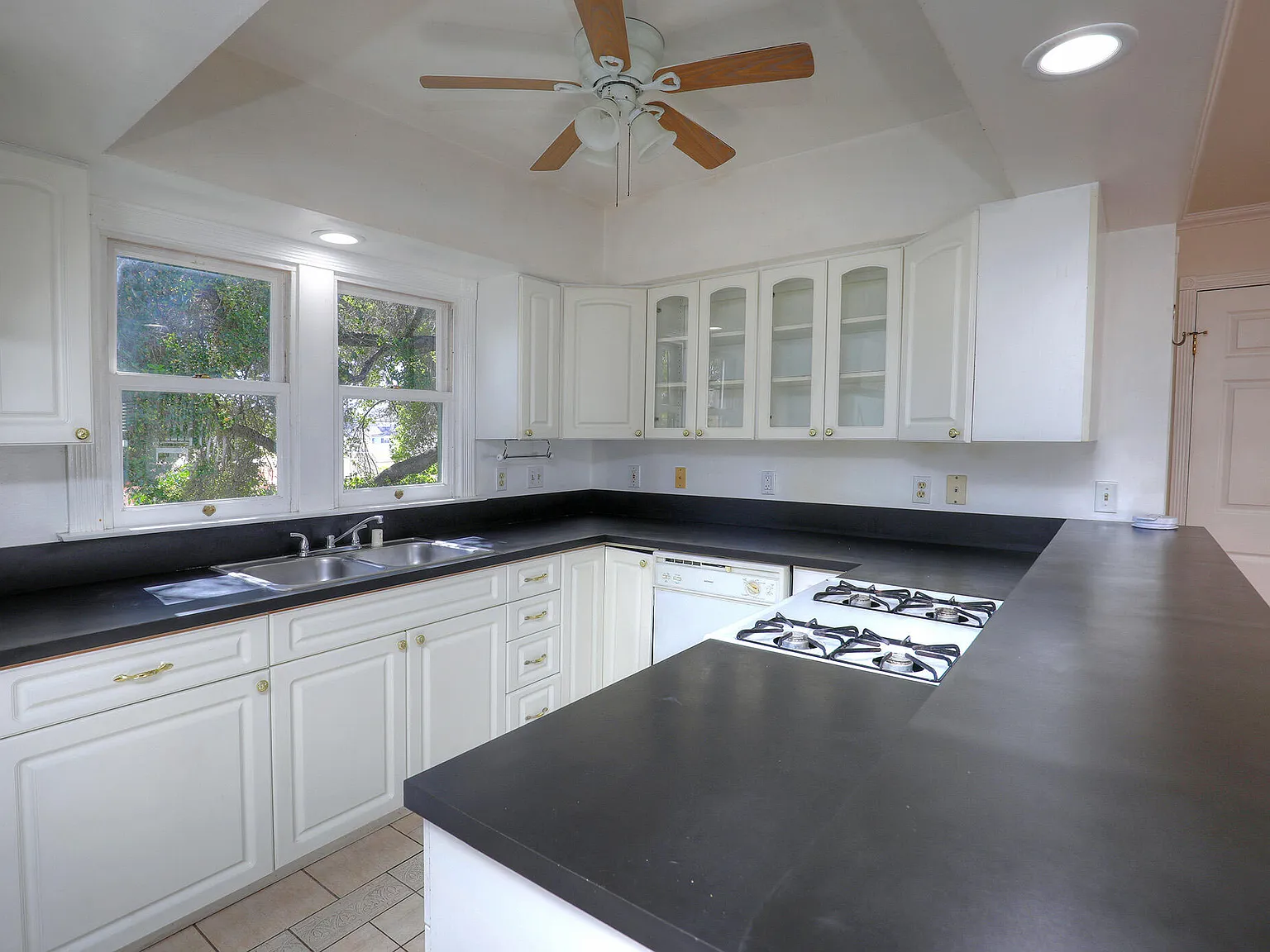 2 bed, 2.5 bath, 1100 sqft, $4,500 — Photo 4
