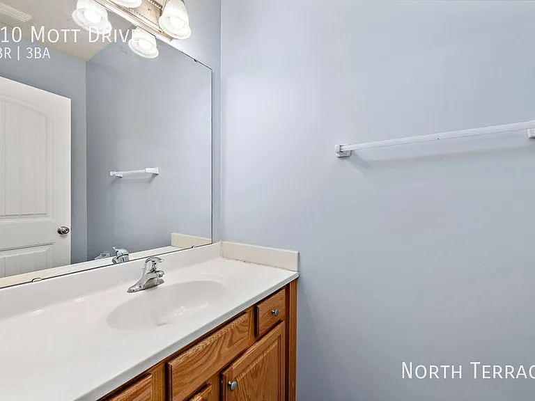 210 Mott Dr — Photo 16