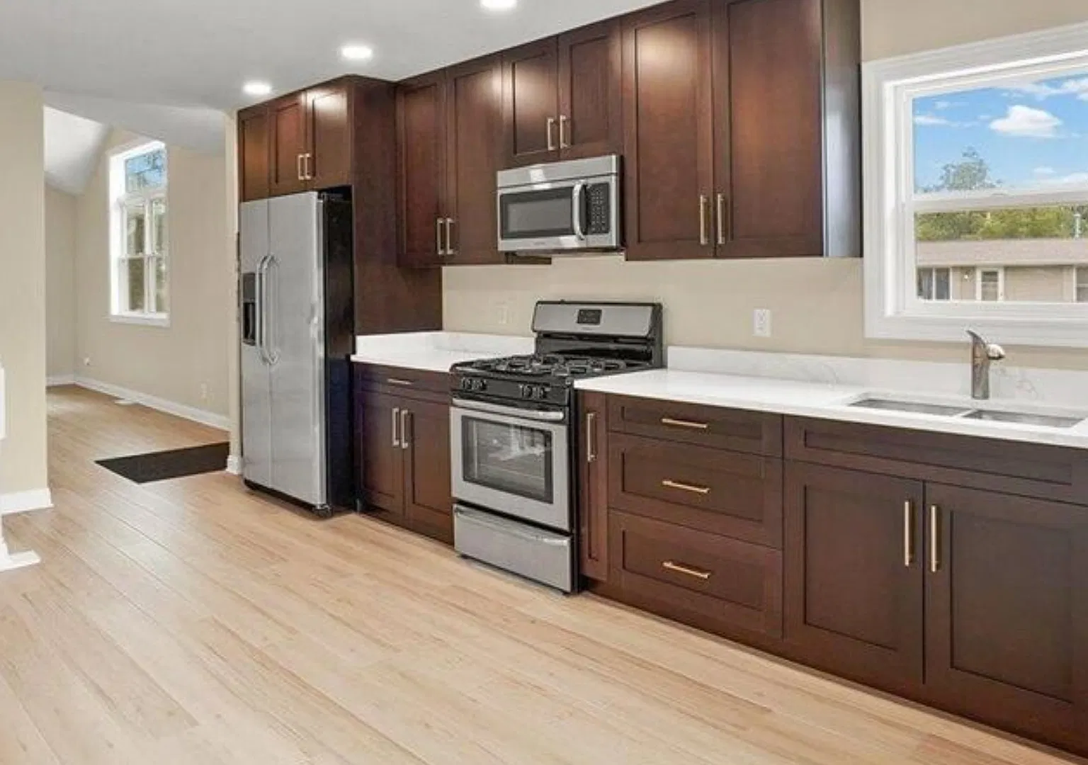 4 bed, 2.5 bath, 1800 sqft, $2,400 — Photo 4