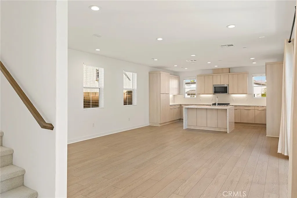 4 bed, 2.5 bath, 2004 sqft, $3,300 — Photo 4