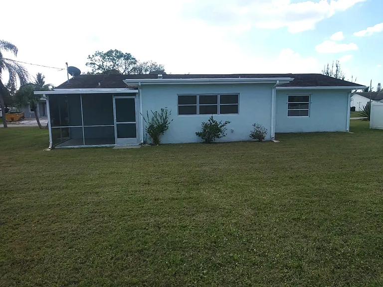 643 SE Clifton Ln — Photo 2