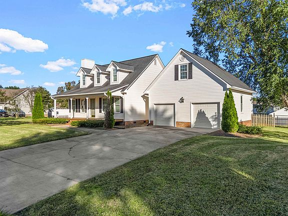3rd image of 207 SW Fieldsedge Dr