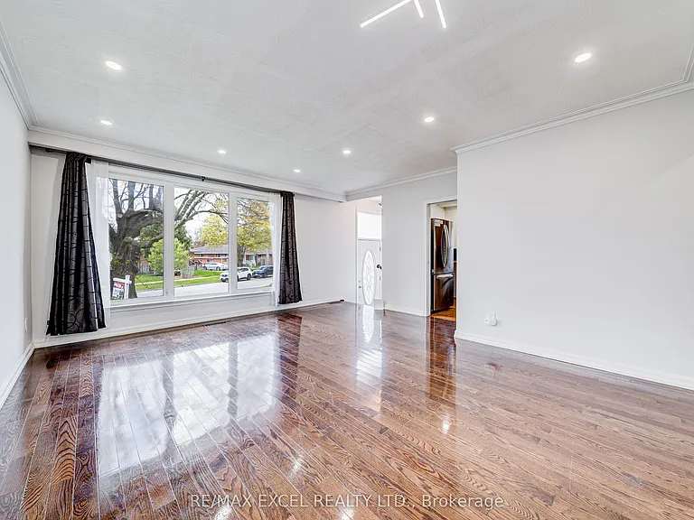 51 Tordale Cres — Photo 12