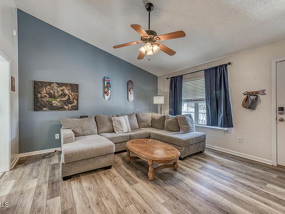 5th image of 105 Saint James Pl