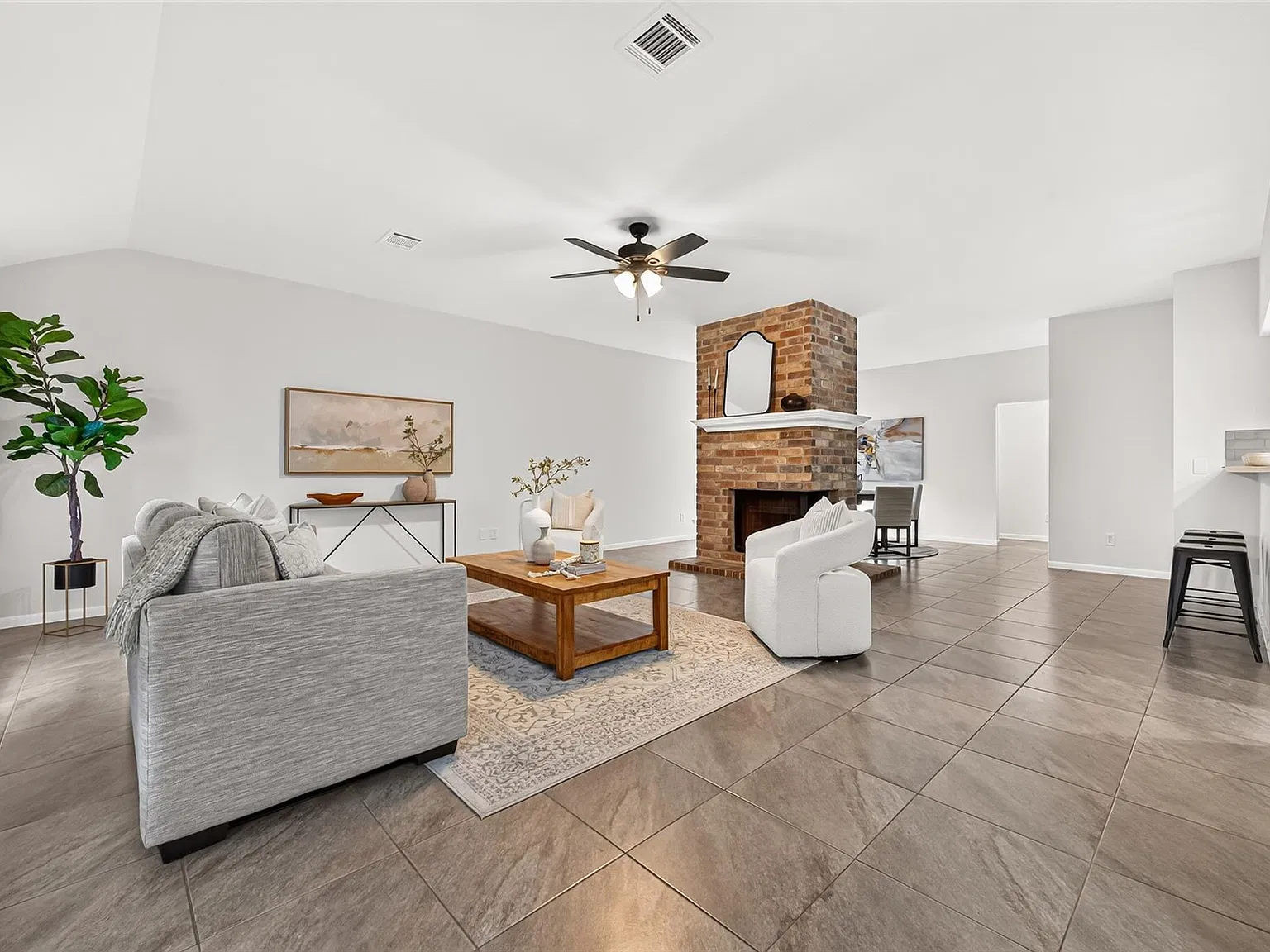 3 bed, 2.0 bath, 1788 sqft, $2,600 — Photo 3