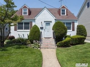 18 Dorothy Pl, Lynbrook, NY 11563