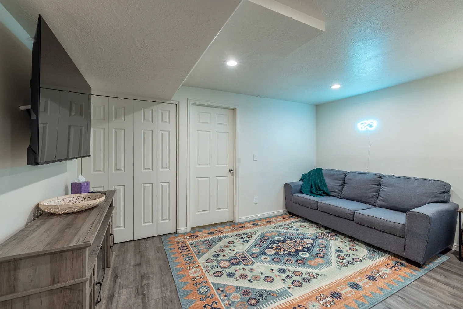 5 bed, 3.0 bath, 699 sqft, $9,015 — Photo 1