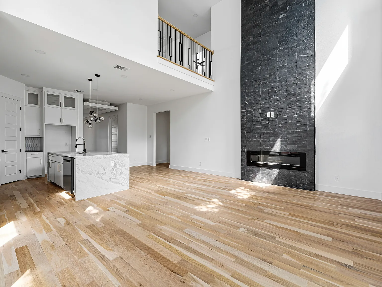 4 bed, 3336 sqft, $4,495 — Photo 4