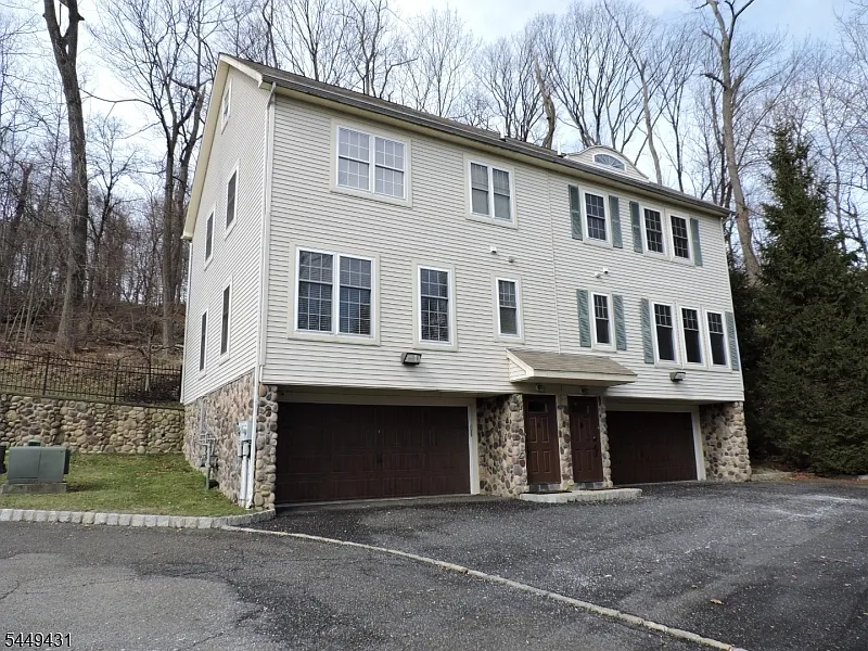 8 Entrance Ave