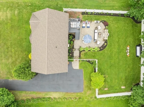 24 High St, North Brookfield, MA 01535