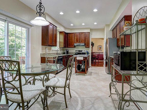 3rd image of 100 Earliana Ct