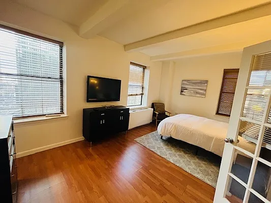 Rented by Manhattan Management Group | media 24