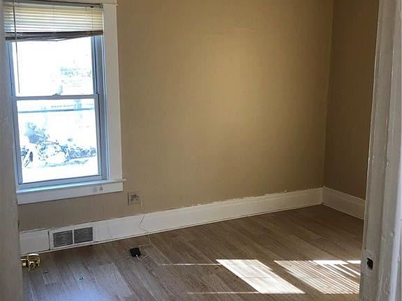 5th image of 112 Henrietta Ave
