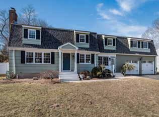 41 Meadowood Ln, Old Saybrook, CT 06475