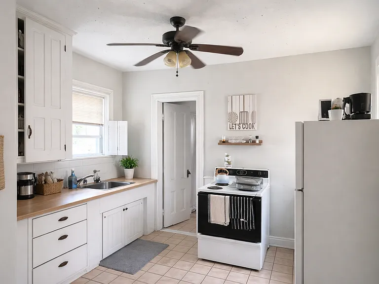 927 Smith St — Photo 13
