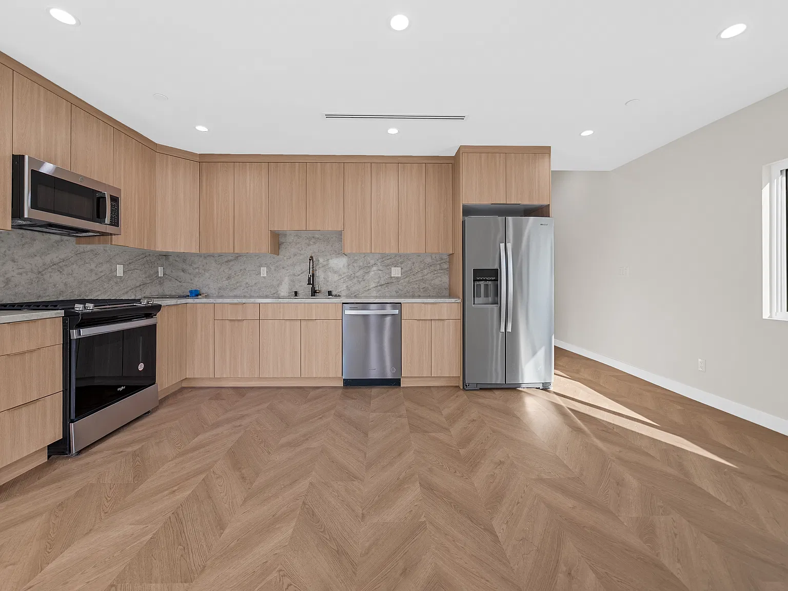 2 bed, 1000 sqft, $3,500 — Photo 4