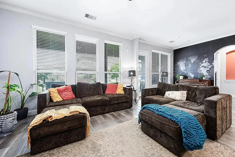 4 bed, 3.0 bath, 2411 sqft, $2,875 — Photo 3