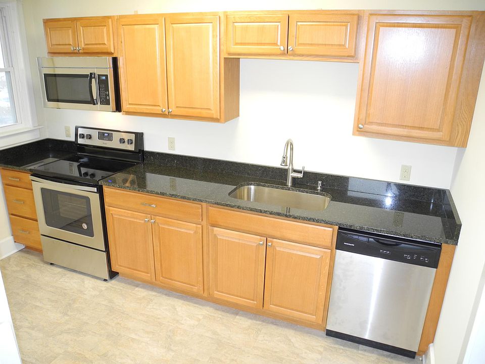 BRAND NEW OAK KITCHEN & GRANITE COUNTERS 