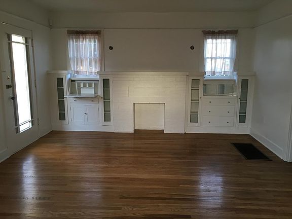 Bright and spacious living/dining room