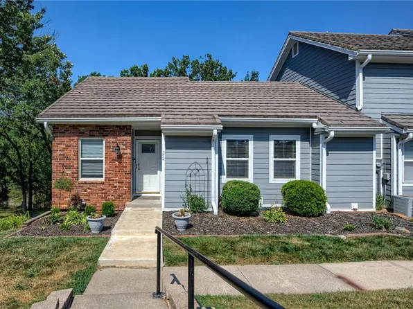 254 NE Bayview Dr, Lees Summit, MO 64064