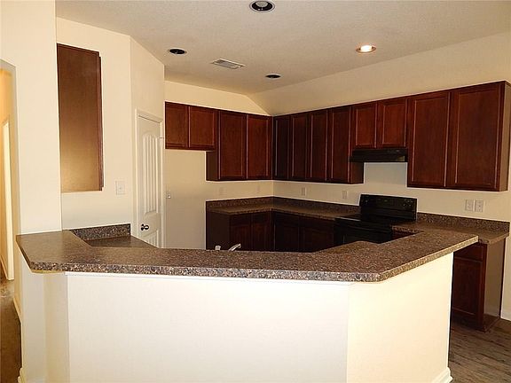 4th image of 2939 Saint Bernard Dr