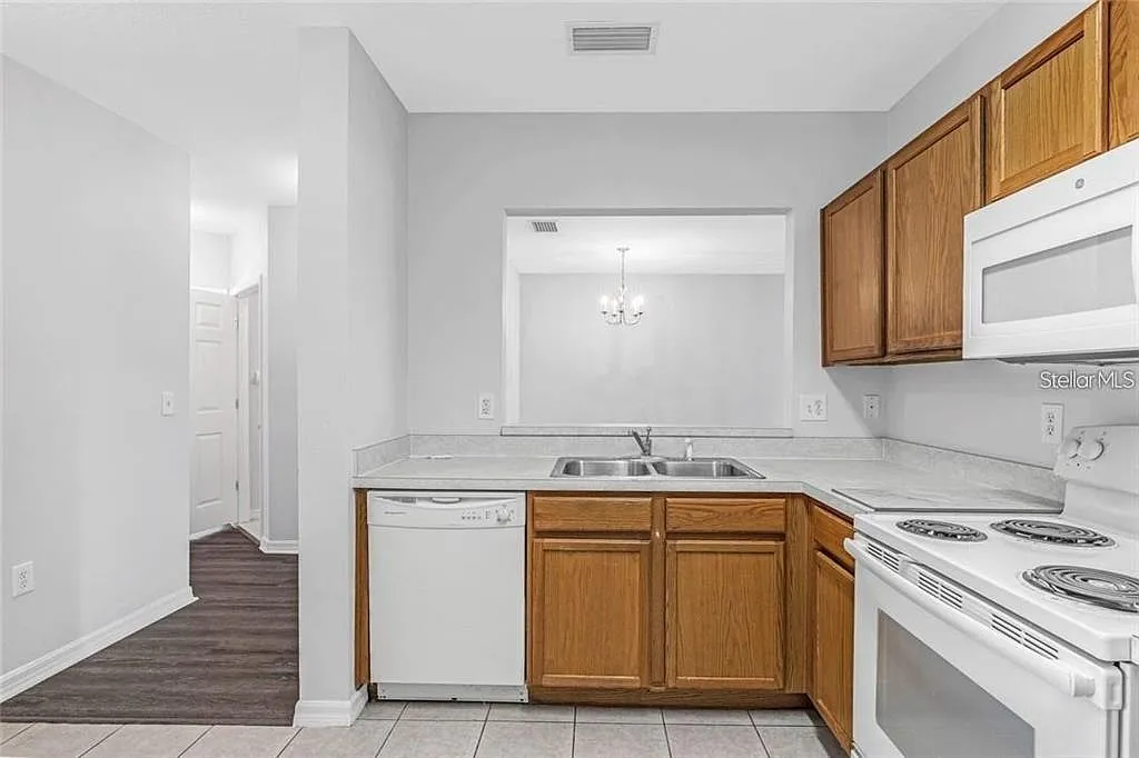 3 bed, 2.0 bath, 1151 sqft, $1,650 — Photo 3