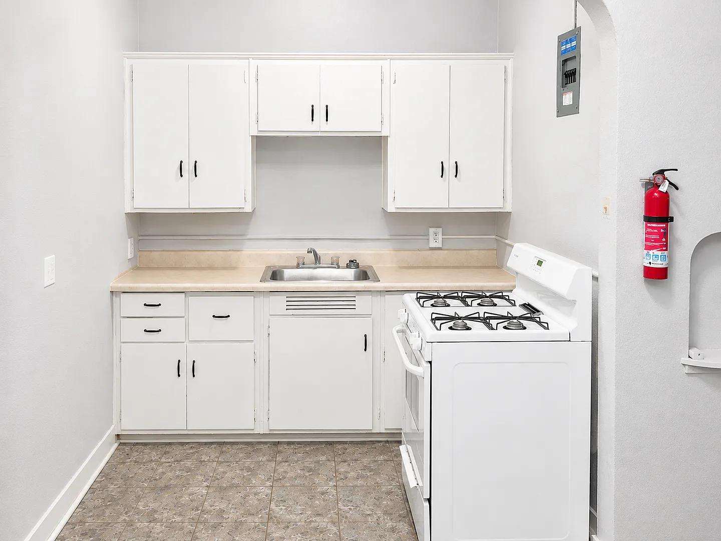 Central Avenue Apartments — Photo 2