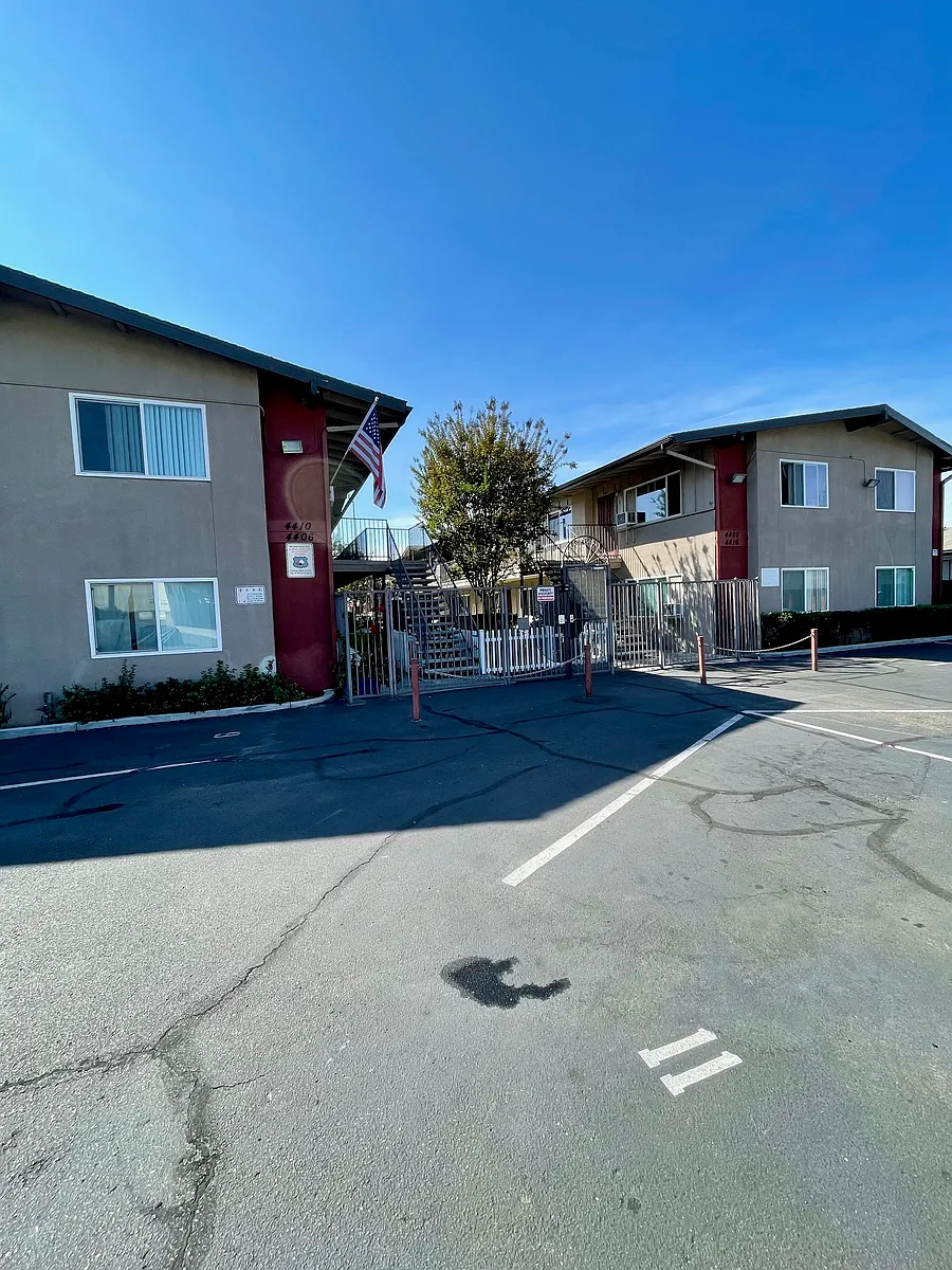 Lisa Manor Parking Lot/ Exterior - 4401-4409 Parks Ave