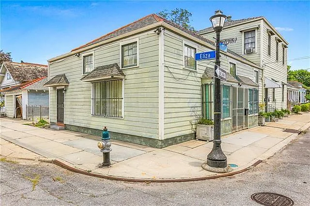 600 Seguin St