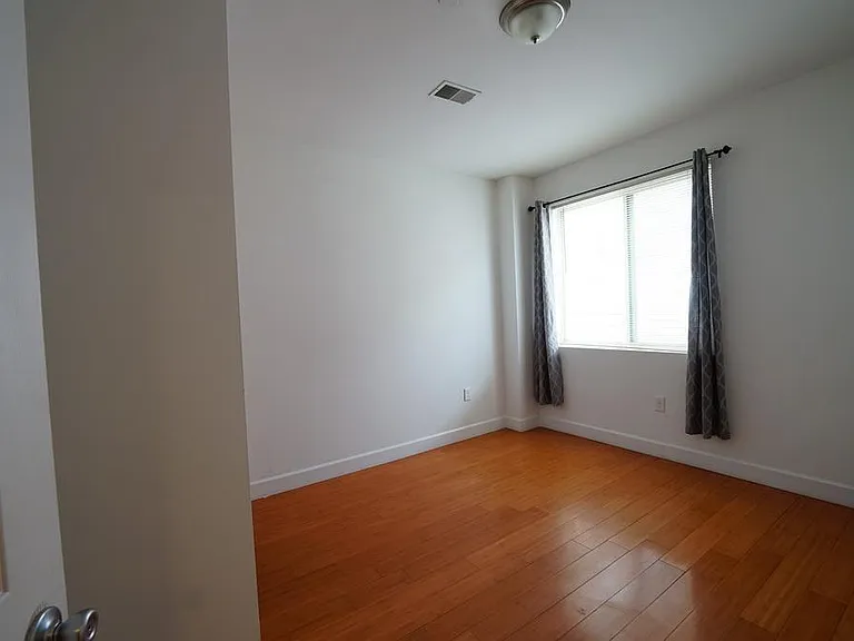 1030 Wood St #2F — Photo 8