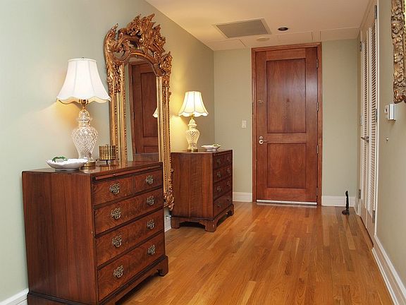 2nd image of 901 W 9th St APT 205