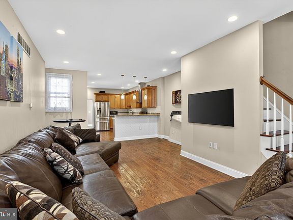 2nd image of 3408 Richmond St