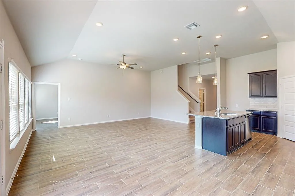 4 bed, 2461 sqft, $2,590 — Photo 4