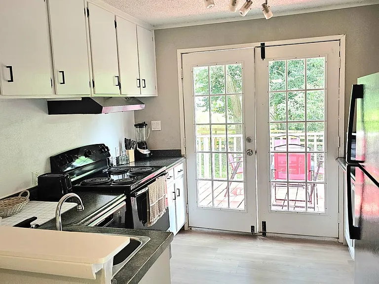 1602 Pepper Dr — Photo 4
