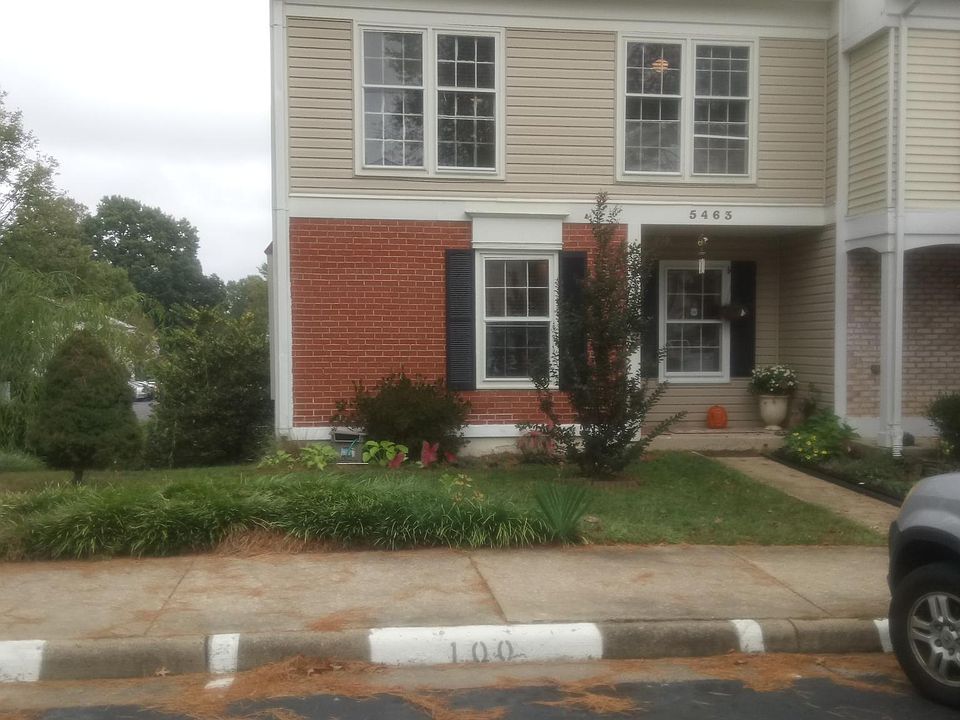 Townhouse end unit with parking in front