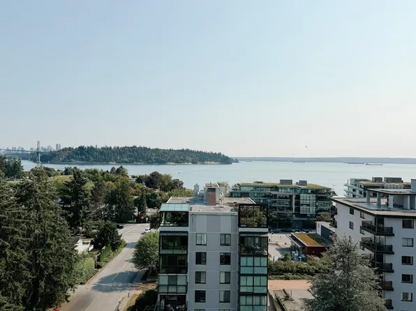555 13th St #1001, West Vancouver, BC V7T 2N8