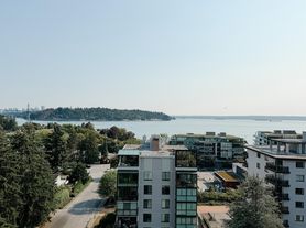 555 13th St, West Vancouver, BC