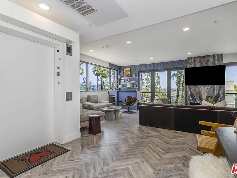 137 N Doheny Dr #4 — Photo 3
