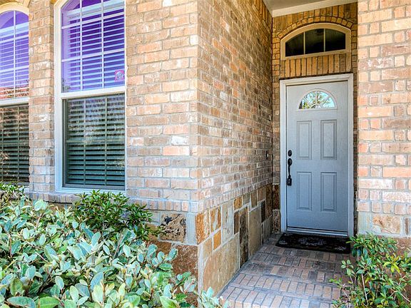 GREAT FRONT PORCH WITH STONE ACCENTS