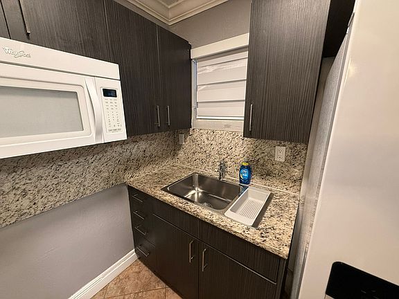 3rd image of 600 NW 32nd Pl APT 403