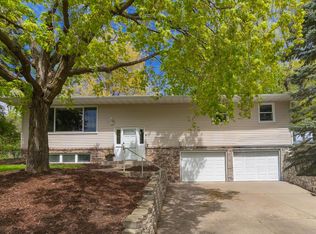 2220 Bossard Dr, Roseville, MN 55113