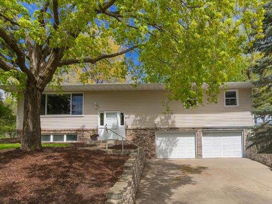 2220 Bossard Dr, Roseville, MN 55113
